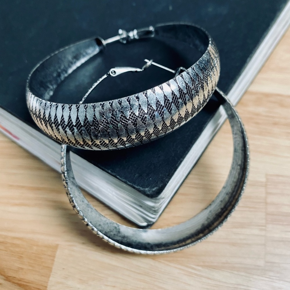 EARRINGS 🔘 NY&Co Large Patterned Hoop Earrings